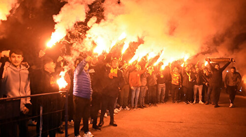 Kayserisporlu taraftarlar oynanan futboldan memnun: Takımı meşalelerle karşıladılar