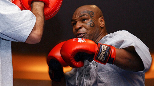 Mike Tyson çılgına döndü: Uçakta kendisini rahatsız eden hayranını öldüresiye dövdü