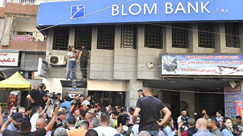 Lübnan'da parasını çekemeyen milletvekili banka şubesini bastı