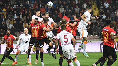 Galatasaray'ın Kayserispor'a attığı golün iptali sonrası sosyal medya ikiye bölündü: Elle oynama kararı doğru mu?