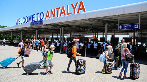 Antalya'ya havadan turist yağdı: 10,5 ayda 12 milyonu aştı