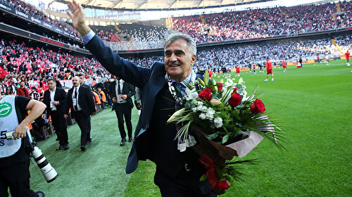 Şenol Güneş yeniden Vodafone Park'ta: Tribünlerden karanfiller atıldı