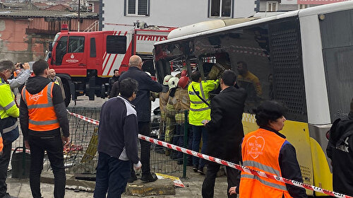 İstanbul'da feci kaza: Tramvay İETT ile çarpıştı