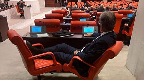 İYİ Parti'li Ahat Andican bütçe görüşmelerinde koltuğa ayaklarını uzatıp keyif yaptı