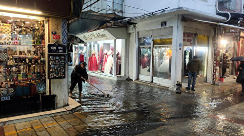 İzmir'i sağanak vurdu: Tarihi Kemeraltı Çarşısı'nı su bastı