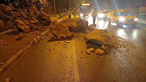 İzmir'de yamaçtan düşen dev kaya parçaları yolu kapattı