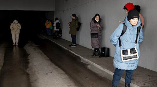 Rusya'nın füze saldırısı düzenlediği Kiev'de halk metro istasyonu ve otoparklara sığındı