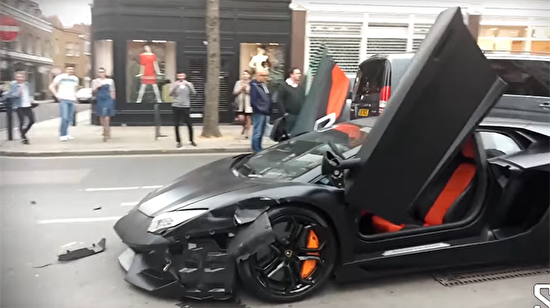 Ağır çekimde Lamborghini Aventador kaza anı