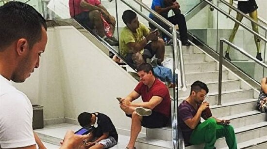Kadınlarla alışveriş yaparken peygamber sabrına ermiş 10 erkek