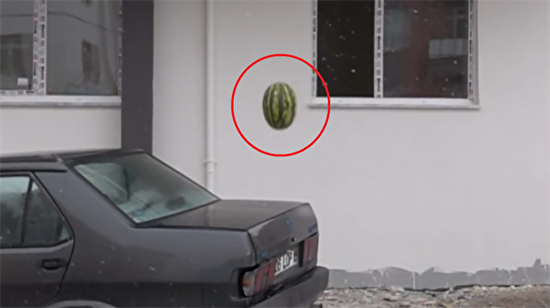 Doğan SLX'in üzerine 3. kattan karpuz attılar