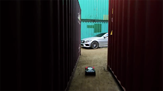 Mercedes, insan ve model araba yarışıyor!