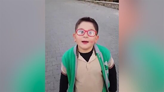 Sokaktan geçenlere çağla satmaya çalışan aşırı tatlı çocuk