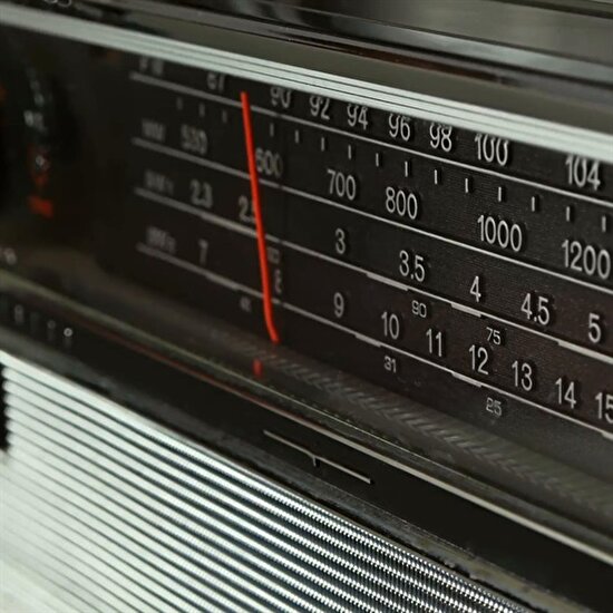 Sony, dünyanın ilk transistörlü radyosunun satışlarına Japonya'da başladı.