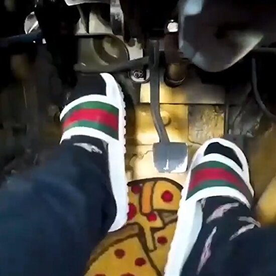 Terliklerle ralli aracı kullanan çılgın pilot