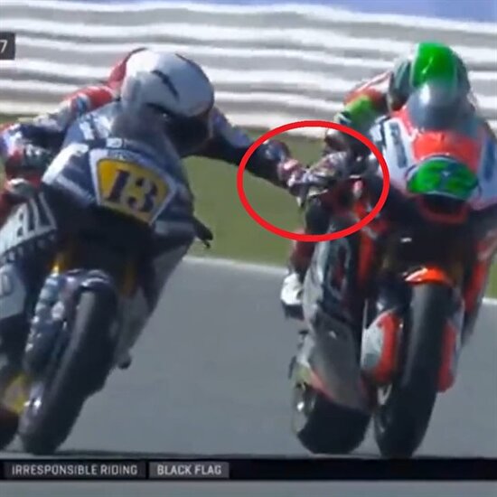 Moto2'de bayrak sallatan olay: Rakibinin fren kolunu çekti