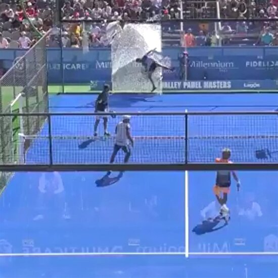 Tenis maçında cama çarptı ve ölümden döndü!