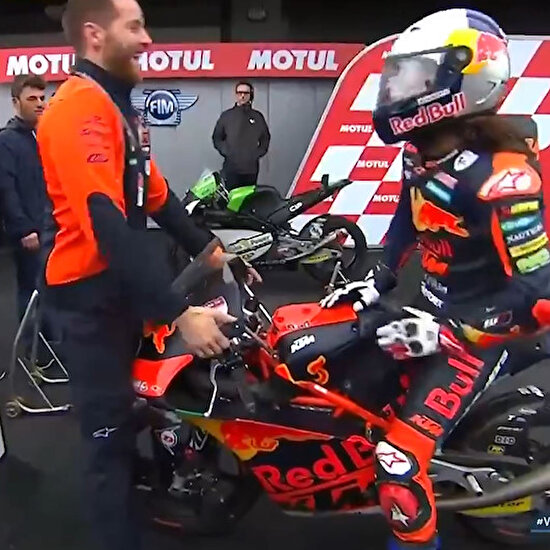 Milli sporcumuz Can Öncü Moto3 kariyerindeki ilk yarışında 1. olarak tarihe geçti