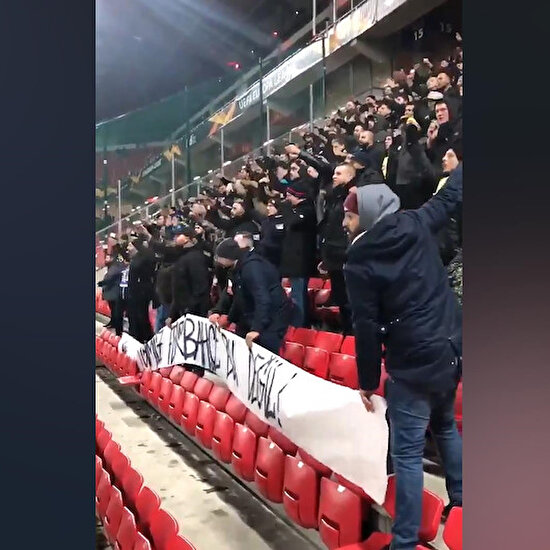 Fenerbahçe taraftarı Trnava deplasmanında futbolcuları protesto etti