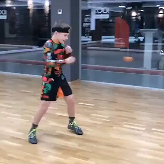 Küçük kickbox dövüşçüsünün muhteşem top idmanı