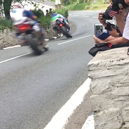 TT Barregarrow motor yarışında nefes kesen anlar