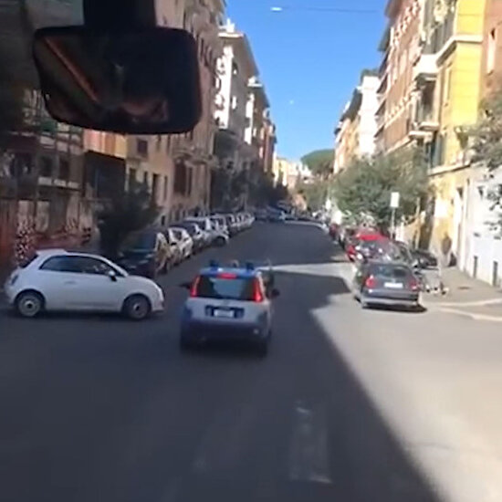 İrlanda rugby takımına eskortluk eden çılgın Roma polisi