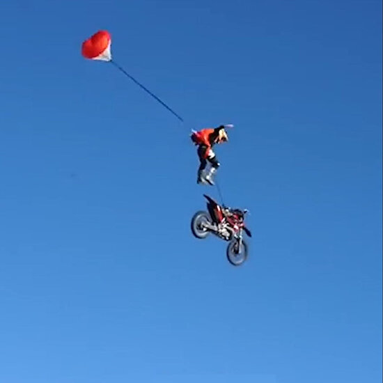 Hem kendisinin hem de motosikletinin 'paraşüt'ünü açan adam