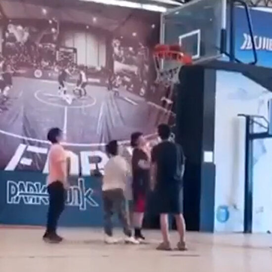 Basketbol sahasında eşine az rastlanır bir olay gerçekleşiyor