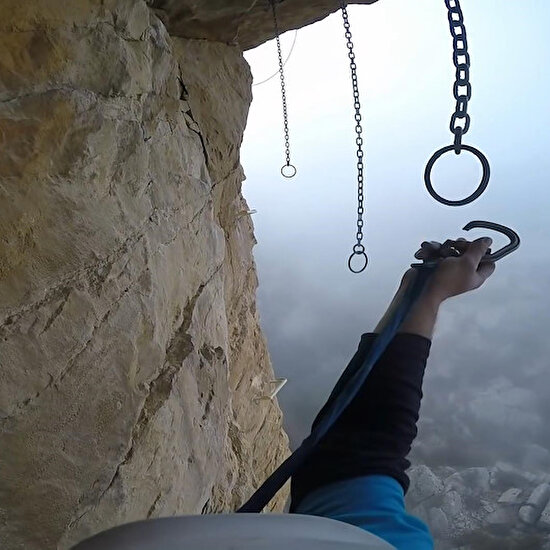 Adrenalin tutkunu dağcının metrelerce yükseklikte nefes kesen tırmanışı