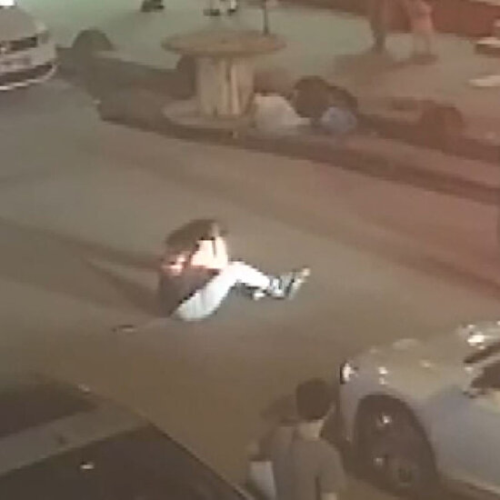 Kamyonetin arkasına takılan patenli kızın düşme anı