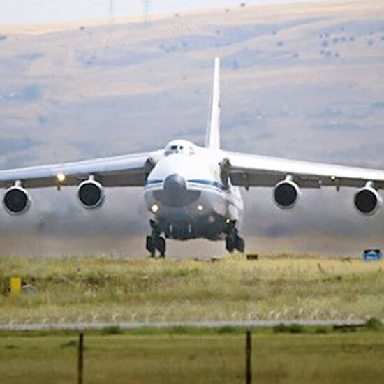 S-400 sisteminin parçalarını taşıyan uçak Ankara'ya indi.
