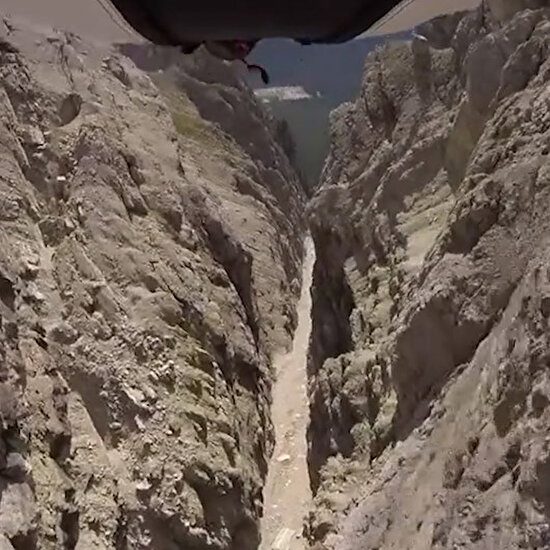 Fransız sporcunun Wingsuitle nefes kesen atlayışı