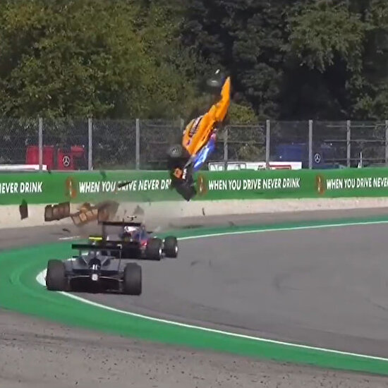 Formula 3'te korkunç kaza: Araç metrelerce havaya uçtu!