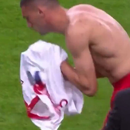 Yırtılan formasını yenisiyle değiştirirken önce öpen sonra giyen Merih Demiral