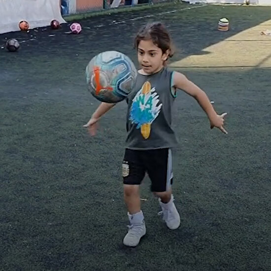 5 yaşındaki futbol fenomeni: Arat Hosseini