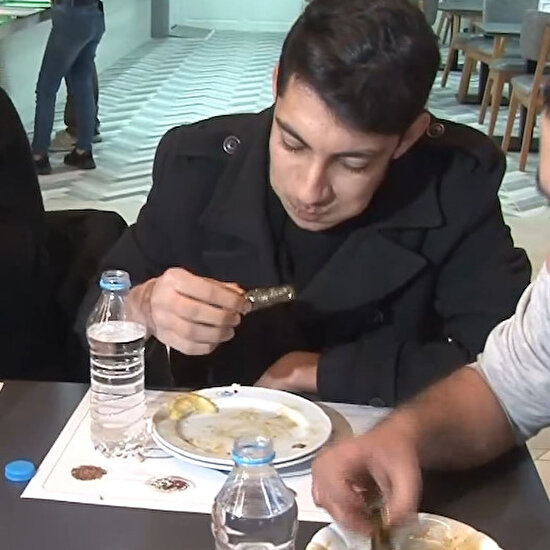 Adana'da 'sarma yeme yarışması': 1 dakikada 20 tane yedi