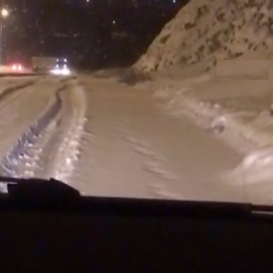 Karla kaplı yolda savrulan TIR'ın o anları cep telefonu kamerasında