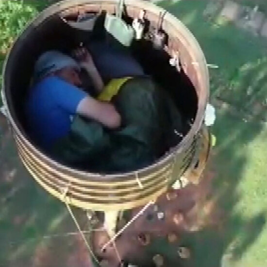 Rekorlar kitabına girmek için 25 metre yükseklikte fıçıda yaşıyor