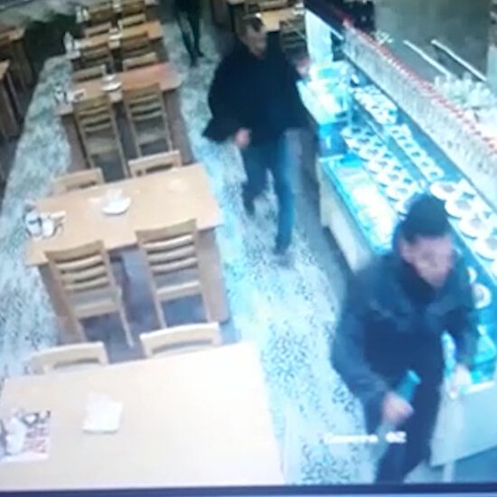 Manisa'da bir restoranın güvenlik kamerasına yansıyan deprem anları