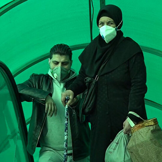 İran'da Covid-19 paniği: Maskeyle geziyorlar
