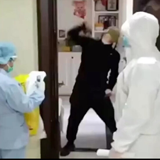 Karantinadan kurtulan Çinli adamın dansı