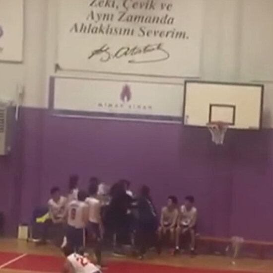 Basketbol maçında skandal görüntü: Öfkeli antrenör oyuncuya saldırdı