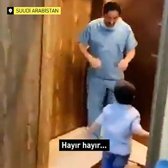 Acil servis doktoru olan baba kendisine koşan oğluna sarılamıyor