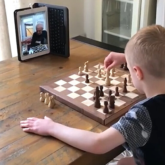 Karantinadaki dedesiyle FaceTime üzerinden santranç oynayan ufaklık