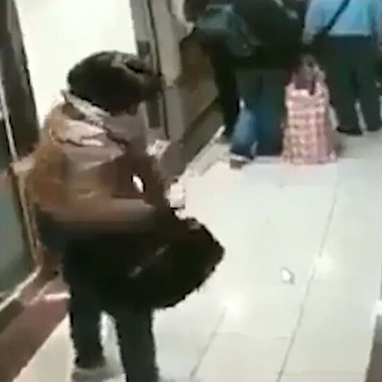 Çinli kadın metro istasyonunda panolara tükürdü