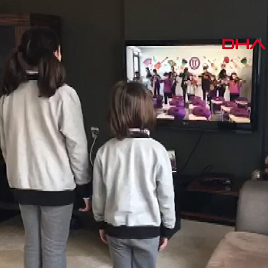 Uzaktan eğitime TV karşısında İstiklal Marşı ile başlıyorlar