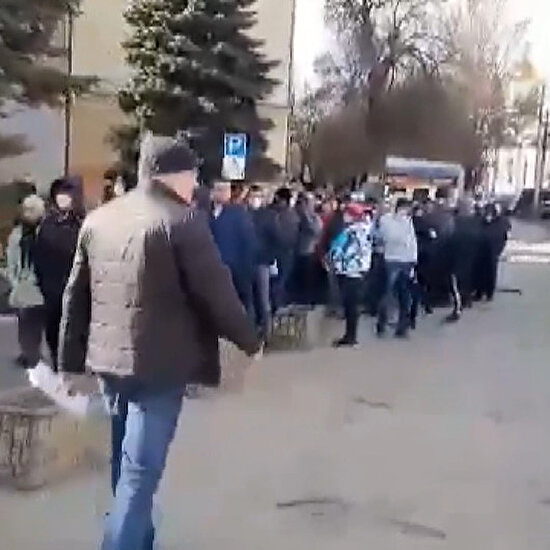 'Sokağa çıkma izni' için yüzlerce vatandaş sıraya girdi