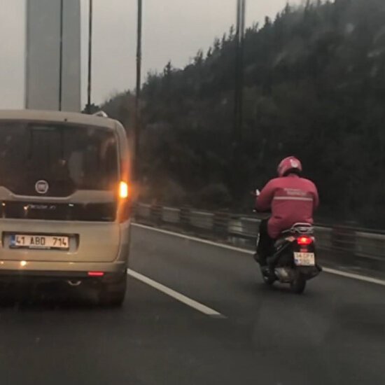 Köprüden geçen motosikletli kuryeye kalkan oldu