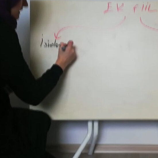 Fedakar öğretmen öğrencilerine yemek masasıyla ders verdi
