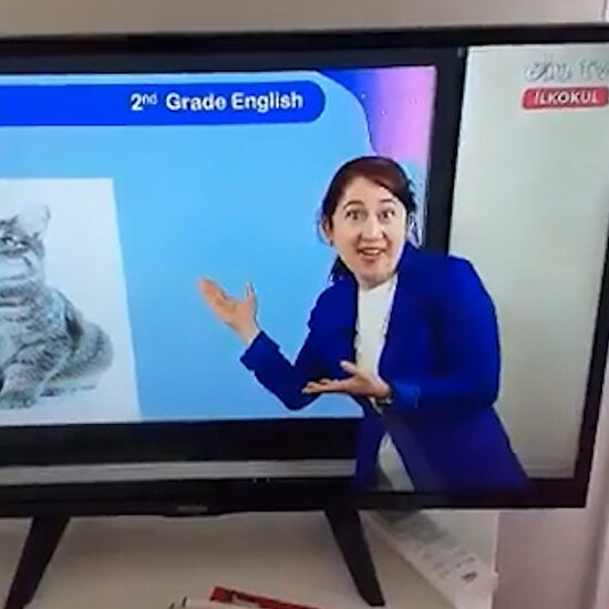 Ebatv'de muhteşem ders: İngilizce öğretmeni hem velileri hem de öğrencileri gülümsetti