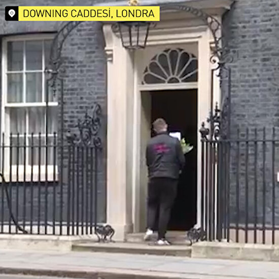Yoğun bakımda yatan Boris Johnson'a çiçek gönderildi